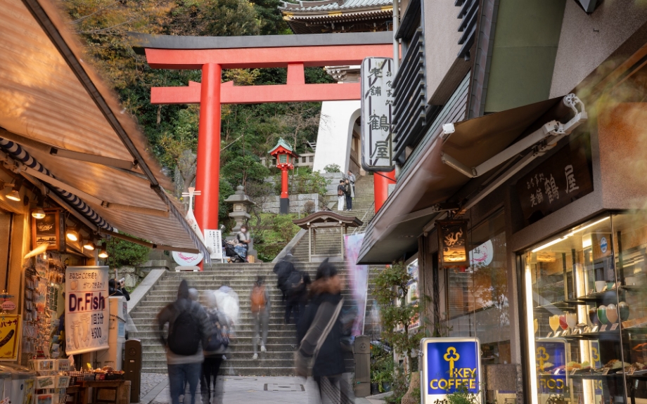 江の島は古くからの歴史と神秘が息づく場所であり、訪れる人々に不思議な力と安らぎをもたらす「パワースポット」としても知られています。